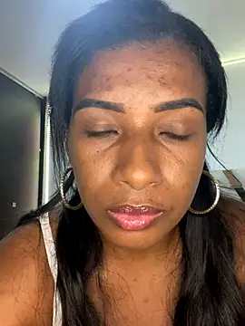 Snapshot of KriisvanyLeroy chatting on 12/21/25, 10:28 KriisvanyLeroy online show from 12/21/25, 10:28