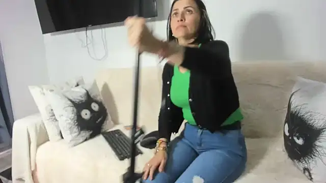 Snapshot of Emma_Jnes chatting on 02/25/25, 09:46 Emma Jnes online show from 02/25/25, 09:46