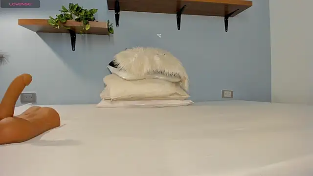 annawelk  online show from 10/10/25, 12:04