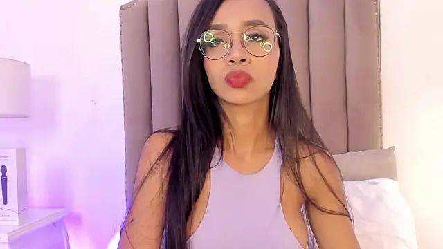 Snapshot of SamanthaFerrer__ chatting on 02/04/25, 07:44 SamanthaFerrer   online show from 02/04/25, 07:44