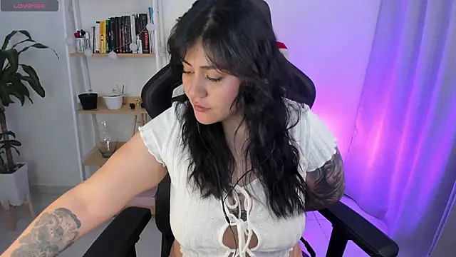 Snapshot of GretaX-X chatting on 11/18/25, 10:31 GretaX-X online show from 11/18/25, 10:31