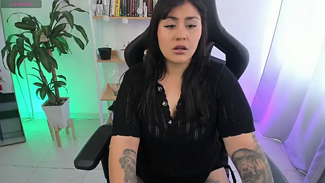 Snapshot of GretaX-X chatting on 11/24/25, 05:12 GretaX-X online show from 11/24/25, 05:12