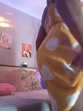 nahiarapalmer19 online show from 10/18/25, 10:54