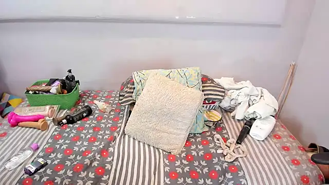 Snapshot of latinasexymoon chatting on 02/25/25, 08:41 latinasexymoon online show from 02/25/25, 08:41