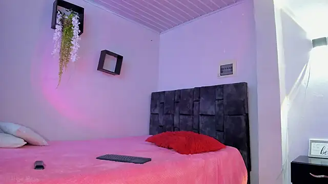 Snapshot of kitty_myers chatting on 09/13/25, 01:11 kitty myers online show from 09/13/25, 01:11