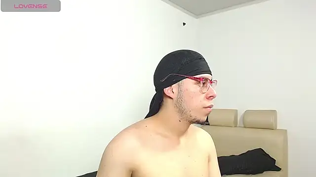 Snapshot of Hot_Teens69 chatting on 12/29/24, 02:06 Hot Teens69 online show from 12/29/24, 02:06