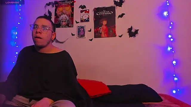 Snapshot of Hot_Teens69 chatting on 10/14/25, 02:12 Hot Teens69 online show from 10/14/25, 02:12