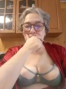 Snapshot of IrinaSweet54 chatting on 11/17/25, 08:31 IrinaSweet54 online show from 11/17/25, 08:31