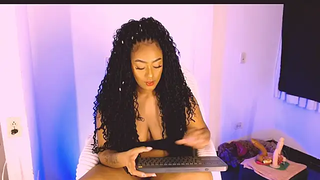 Snapshot of Emily_Williams12 chatting on 09/21/25, 02:13 Emily Williams12 online show from 09/21/25, 02:13