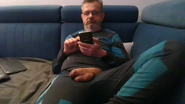 Snapshot of axecoman60 chatting on 03/10/25, 06:56 axecoman60 online show from 03/10/25, 06:56