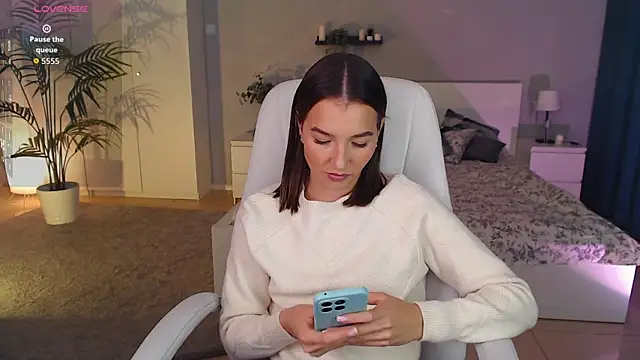 Snapshot of Bellla_Haddid chatting on 09/13/25, 12:32 Bellla Haddid online show from 09/13/25, 12:32