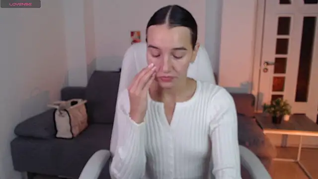 Snapshot of Bellla_Haddid chatting on 10/15/25, 01:06 Bellla Haddid online show from 10/15/25, 01:06