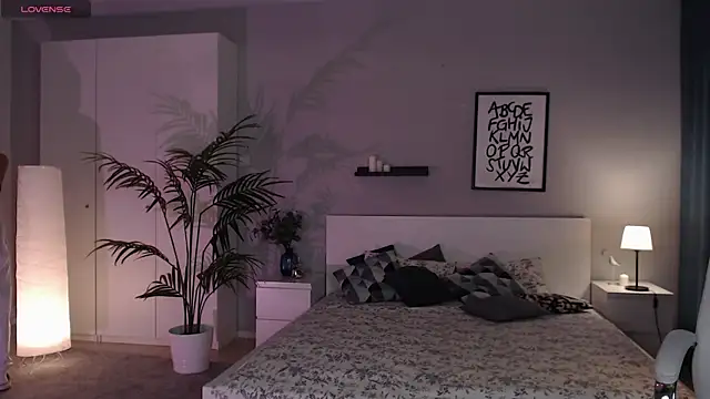 Snapshot of Bellla_Haddid chatting on 10/19/25, 01:06 Bellla Haddid online show from 10/19/25, 01:06