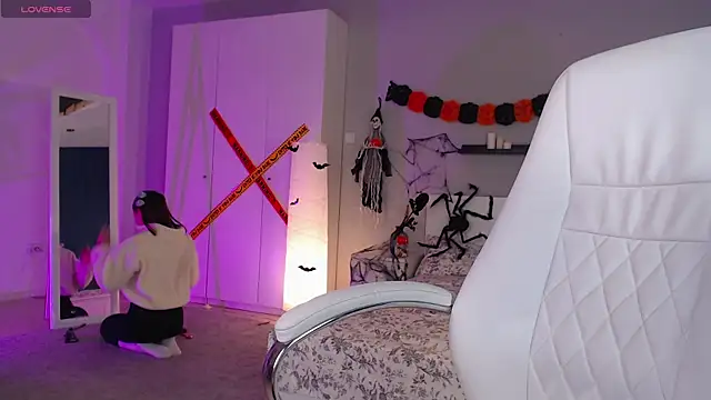 Snapshot of Bellla_Haddid chatting on 10/29/25, 01:41 Bellla Haddid online show from 10/29/25, 01:41