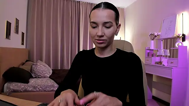 Snapshot of Bellla_Haddid chatting on 11/14/25, 01:48 Bellla Haddid online show from 11/14/25, 01:48