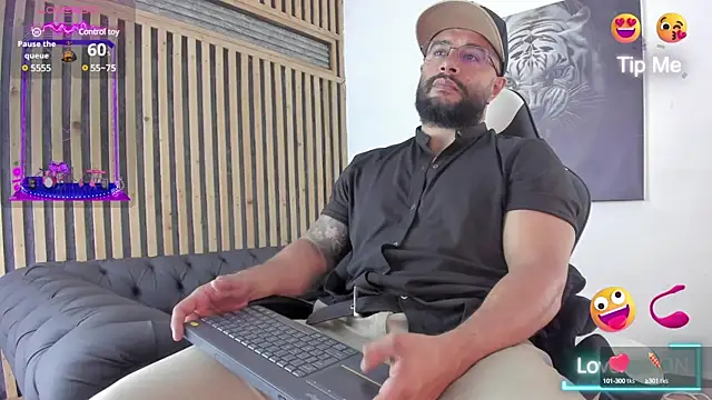 Snapshot of Luke__09 chatting on 03/18/25, 12:14 Luke 09 online show from 03/18/25, 12:14