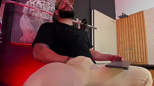 Snapshot of Luke__09 chatting on 10/25/25, 11:40 Luke 09 online show from 10/25/25, 11:40