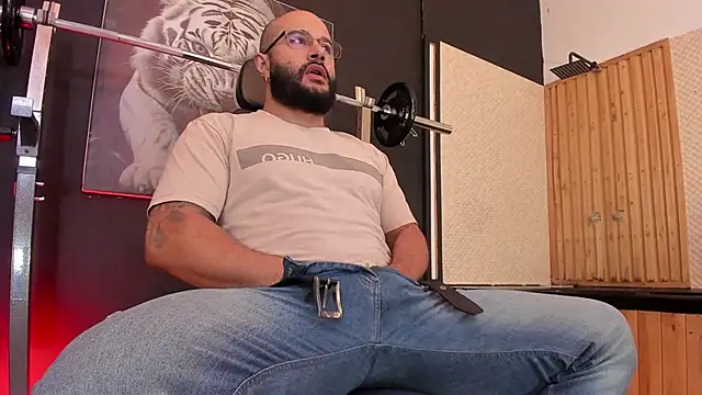 Snapshot of Luke__09 chatting on 11/05/25, 11:21 Luke 09 online show from 11/05/25, 11:21