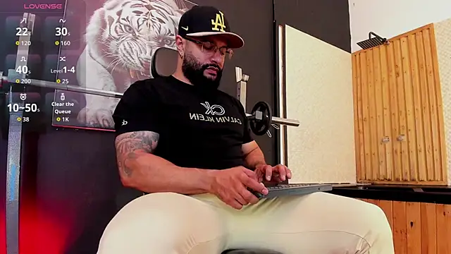 Snapshot of Luke__09 chatting on 11/17/25, 11:27 Luke 09 online show from 11/17/25, 11:27