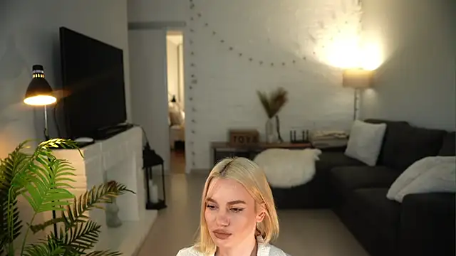 Snapshot of Heidi11 chatting on 04/24/26, 03:36 Heidi11 online show from 04/24/26, 03:36