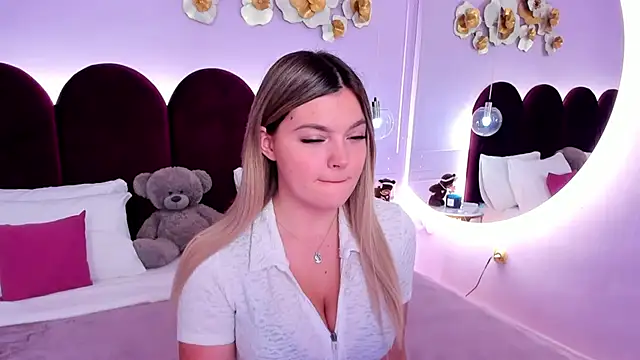 ZaraBloom online show from 12/16/25, 03:11