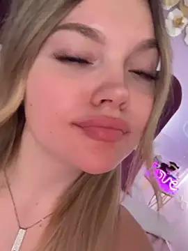 Snapshot of ZaraBloom chatting on 03/17/26, 03:33 ZaraBloom online show from 03/17/26, 03:33