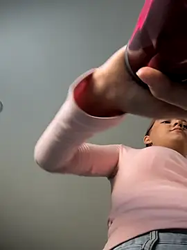 Snapshot of AliceBrayan chatting on 10/06/25, 05:05 AliceBrayan online show from 10/06/25, 05:05