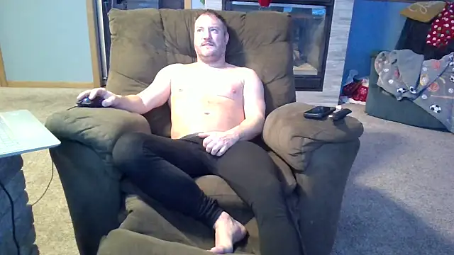 Snapshot of Bretto18 chatting on 12/27/24, 02:12 Bretto18 online show from 12/27/24, 02:12