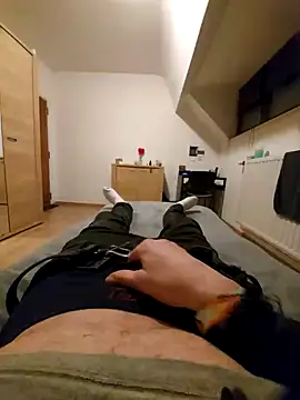 Snapshot of pascalino100 chatting on 02/15/25, 06:33 pascalino100 online show from 02/15/25, 06:33