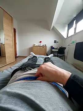 Snapshot of pascalino100 chatting on 02/16/25, 09:04 pascalino100 online show from 02/16/25, 09:04