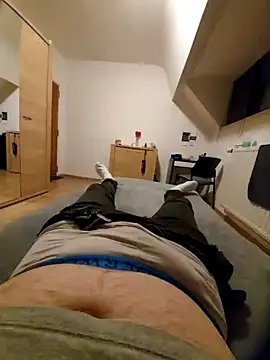 Snapshot of pascalino100 chatting on 02/16/25, 07:38 pascalino100 online show from 02/16/25, 07:38