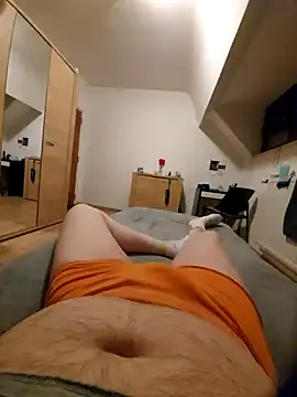 Snapshot of pascalino100 chatting on 02/16/25, 10:43 pascalino100 online show from 02/16/25, 10:43