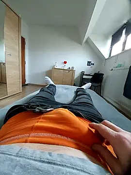 Snapshot of pascalino100 chatting on 02/19/25, 09:06 pascalino100 online show from 02/19/25, 09:06