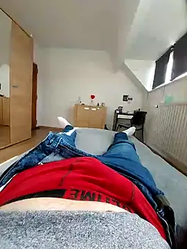 Snapshot of pascalino100 chatting on 02/19/25, 12:33 pascalino100 online show from 02/19/25, 12:33