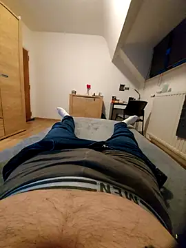 Snapshot of pascalino100 chatting on 02/25/25, 05:47 pascalino100 online show from 02/25/25, 05:47