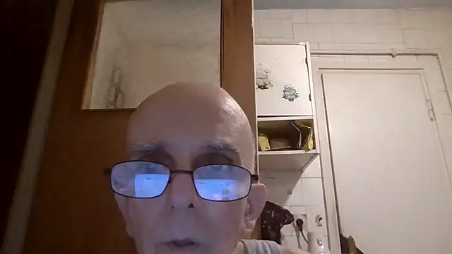 Snapshot of mariusica1@xh chatting on 06/17/26, 06:42 mariusica1xh online show from 06/17/26, 06:42