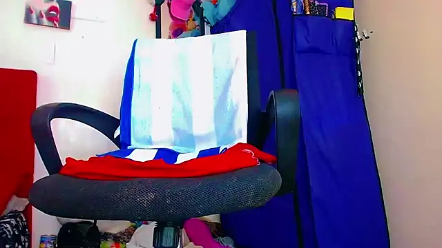 Snapshot of nicol_gill_ chatting on 02/07/25, 12:50 nicol gill online show from 02/07/25, 12:50