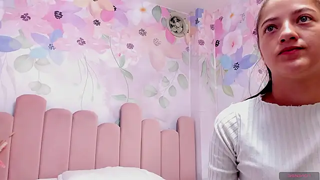 Snapshot of Annie_Cute18_ chatting on 01/17/25, 04:06 Annie Cute18 online show from 01/17/25, 04:06