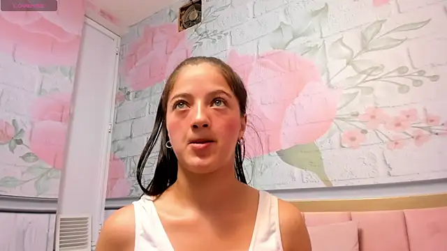 Snapshot of Annie_Cute18_ chatting on 02/05/25, 04:06 Annie Cute18 online show from 02/05/25, 04:06