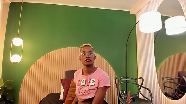 Snapshot of amber-hill chatting on 11/15/25, 07:16 amber-hill online show from 11/15/25, 07:16