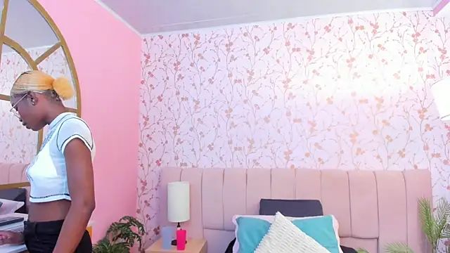 Snapshot of amber-hill chatting on 11/18/25, 07:07 amber-hill online show from 11/18/25, 07:07