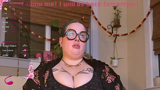 Snapshot of MissBika chatting on 12/18/24, 01:59 MissBika online show from 12/18/24, 01:59