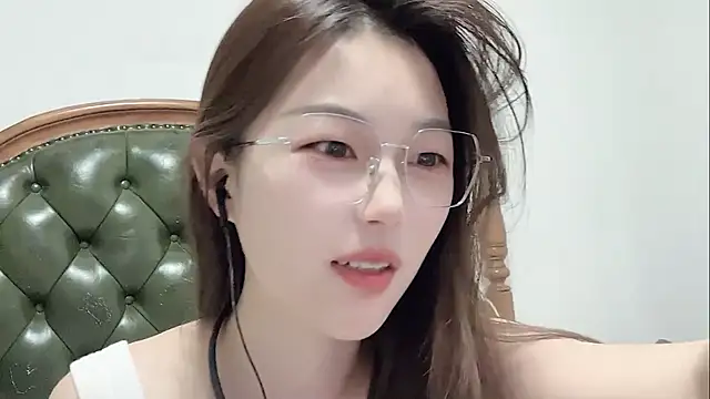 Snapshot of Sweet-Angel999 chatting on 04/29/26, 04:33 Sweet-Angel999 online show from 04/29/26, 04:33