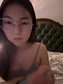 Snapshot of Sweet-Angel999 chatting on 05/15/26, 04:25 Sweet-Angel999 online show from 05/15/26, 04:25