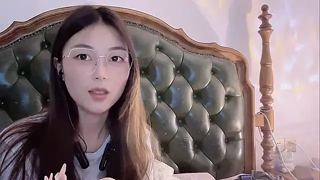 Snapshot of Sweet-Angel999 chatting on 05/17/26, 04:03 Sweet-Angel999 online show from 05/17/26, 04:03