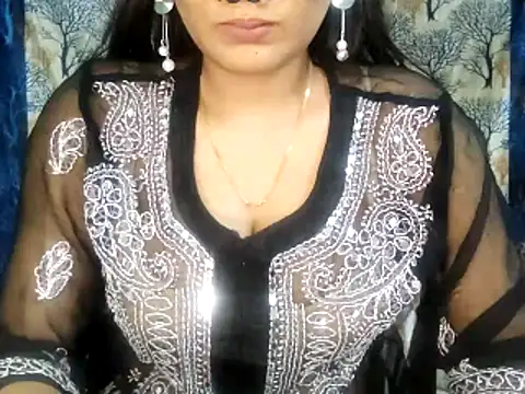 Snapshot of Aarvi_Arora chatting on 12/20/25, 11:17 Aarvi Arora online show from 12/20/25, 11:17