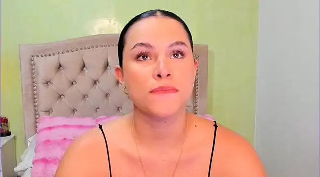 Snapshot of Luciluu20 chatting on 01/08/25, 06:09 Luciluu20 online show from 01/08/25, 06:09