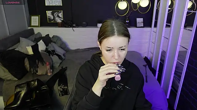 Lily Moonlight online show from 03/06/25, 07:47