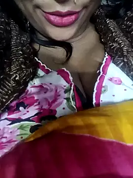 Snapshot of Wifesuman40 chatting on 12/21/24, 05:29 Wifesuman40 online show from 12/21/24, 05:29