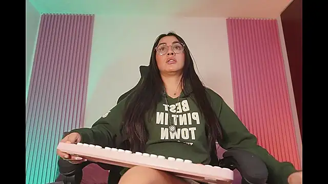 Snapshot of leila_petitee_ chatting on 02/22/26, 11:31 leila petitee online show from 02/22/26, 11:31